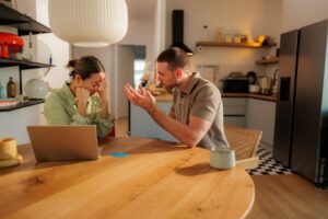 When to Leave a Relationship: Key Signs & Tips on Making the Decision to Move On 